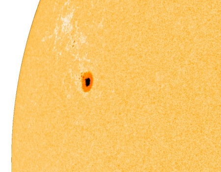 Fakkelvelden aan de rand van de zon nabij een zonnevlek