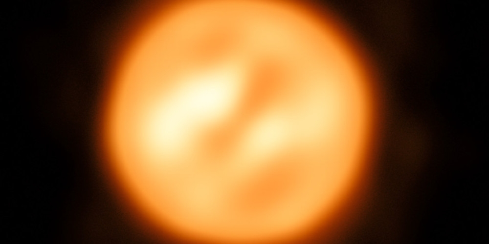 Met behulp van ESO’s Very Large Telescope Interferometer hebben astronomen dit opmerkelijke beeld gereconstrueerd van de rode superreus Antares. Het is de meest gedetailleerde afbeelding van een ster ooit, met uitzondering van onze zon.