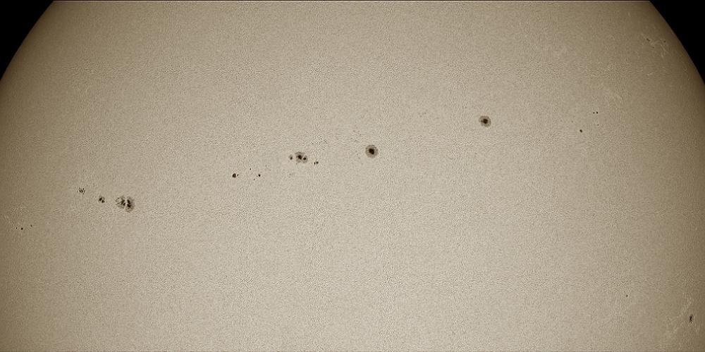 De Zon gezien door een telescope met zonnefilter