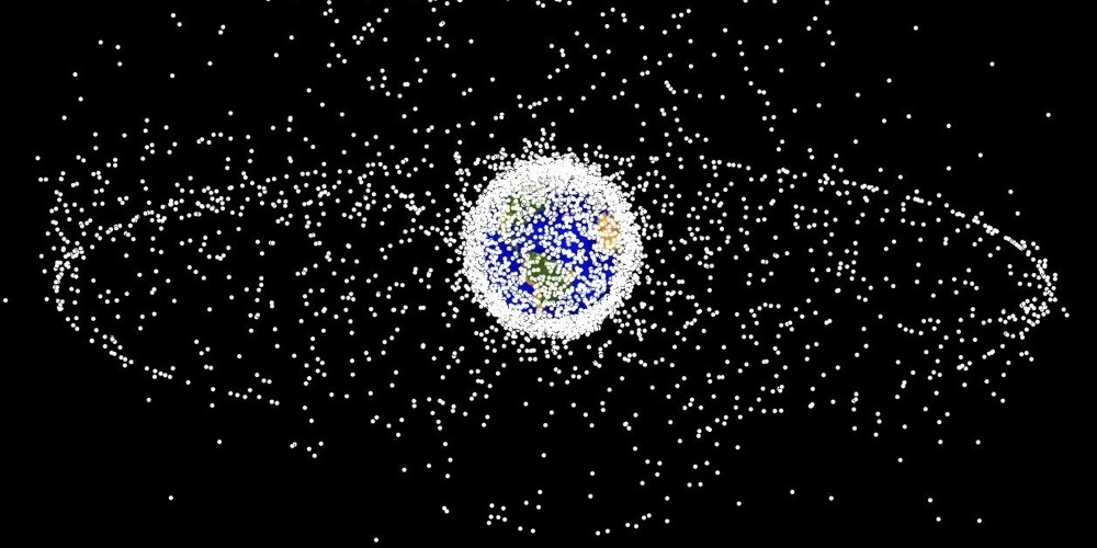 Grafische voorstelling van stukjes ruimteafval rondom de Aarde