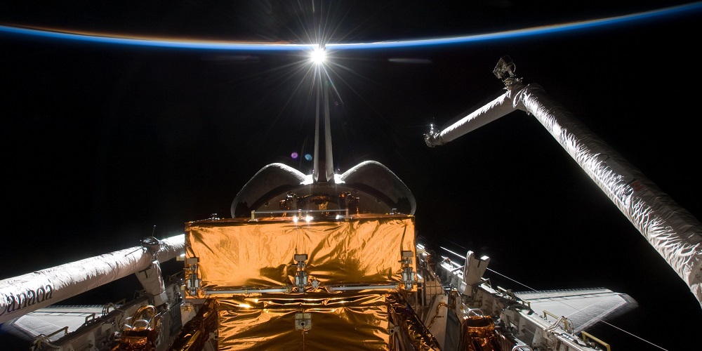 De Canadarm robotarm in het vrachtruim van het ruimteveer Atlantis. 