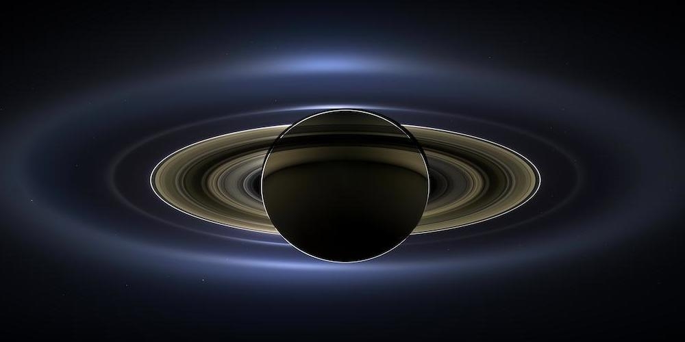 Foto van Saturnus waarop ook de Aarde te zien is