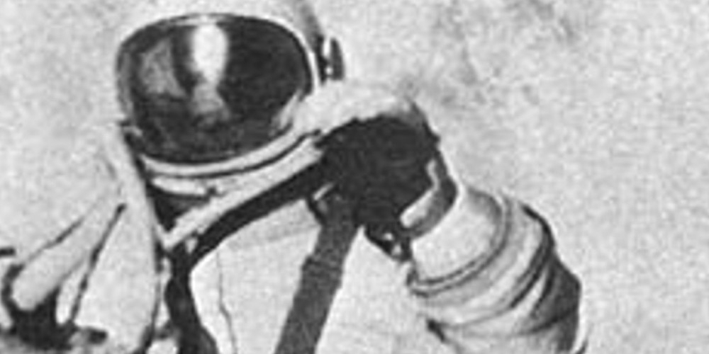 Alexei Leonov tijdens 's werelds eerste ruimtewandeling.