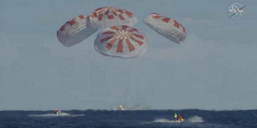 De eerste Crew Dragon ruimtecapsule landt in de Atlantische Oceaan.