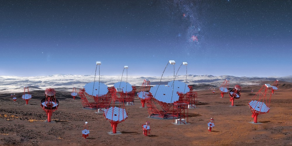 Deze afbeelding toont de drie soorten telescopen die gepland zijn voor de zuidelijke vestiging van de Cherenkov Telescope Array (CTA) bij de ESO-sterrenwacht op Paranal, gezien vanuit het centrum van de opstelling van in totaal 99 telescopen.