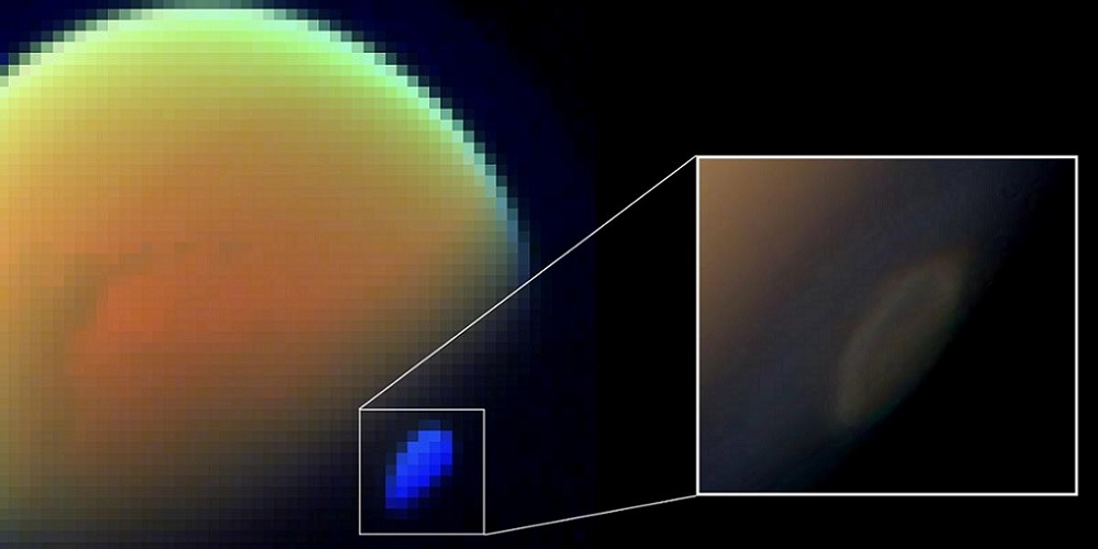 De mysterieuze wolk boven het zuidpoolgebied van Titan gefotografeerd door de Cassini ruimtesonde