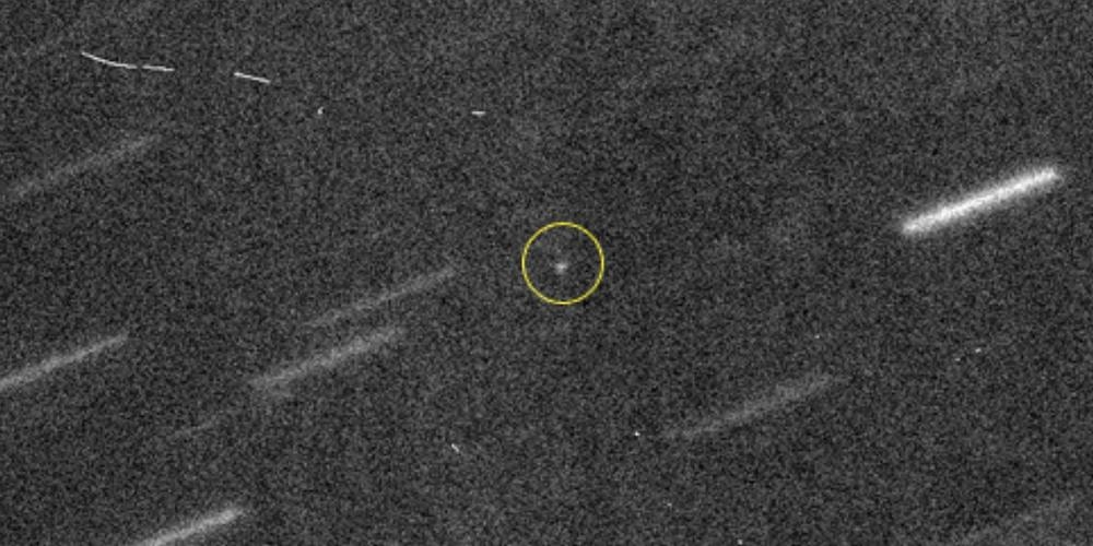 Het omcirkelde stipje is asteroïde 2011 AG5