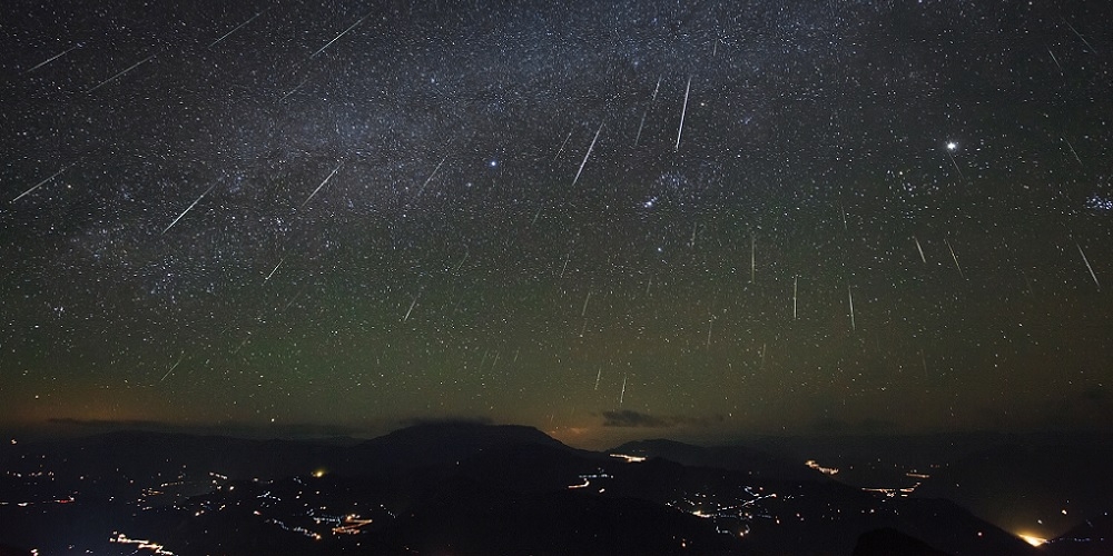 Een samengestelde foto van de Geminiden meteorenzwerm