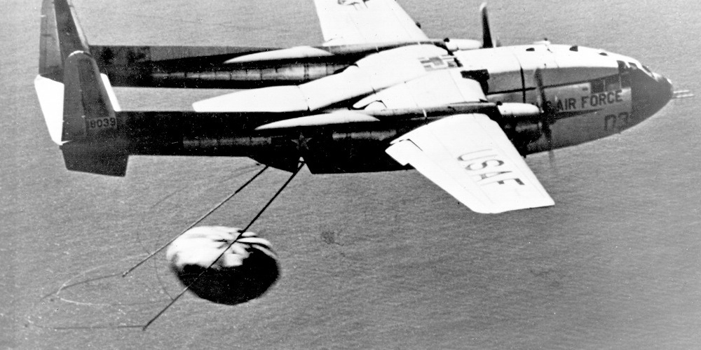 Een Amerikaans militair vliegtuig pikt een Corona capsule op