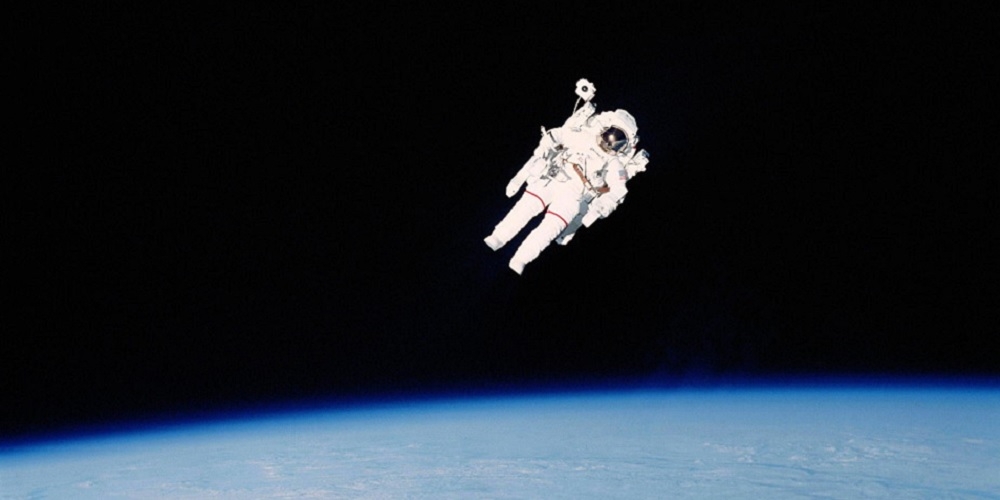 Astronaut  Bruce McCandless tijdens zijn legendarische ruimtewandeling