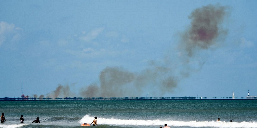 Rookpluimen stijgen op vanop Landing Zone 1 op de Cape Canaveral lanceerbasis.