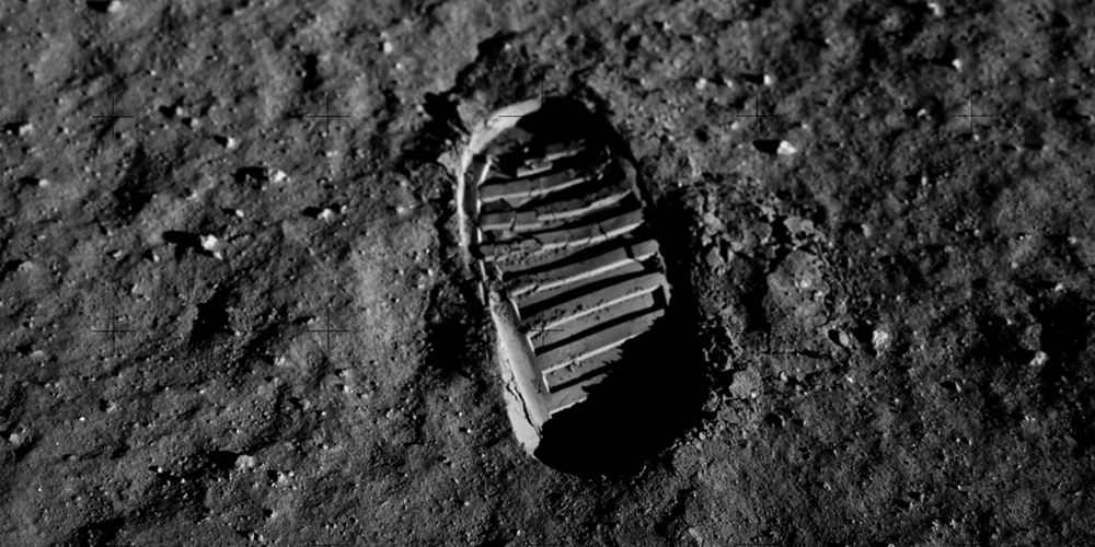 Een menselijke voetafdruk op het oppervlak van de Maan