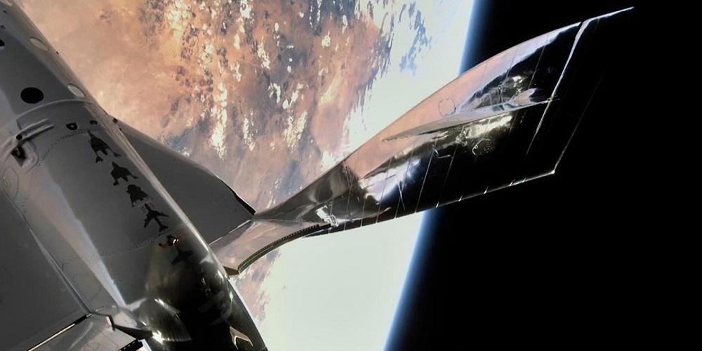 het SpaceShipTwo op een hoogte van ongeveer 89 kilometer.  