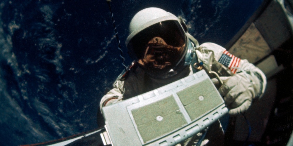 Edwin Aldrin tijdens een ruimtewandeling gedurende de Gemini 12 missie