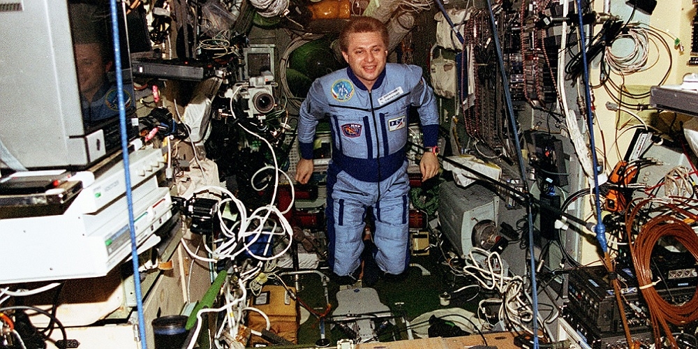 De Russische kosmon,aut Yury I. Onufrienko aan boord van de Mir basismodule