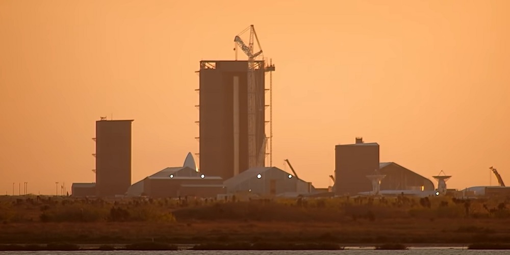 De geassembleerde Super Heavy op de testsite van SpaceX in Texas. 