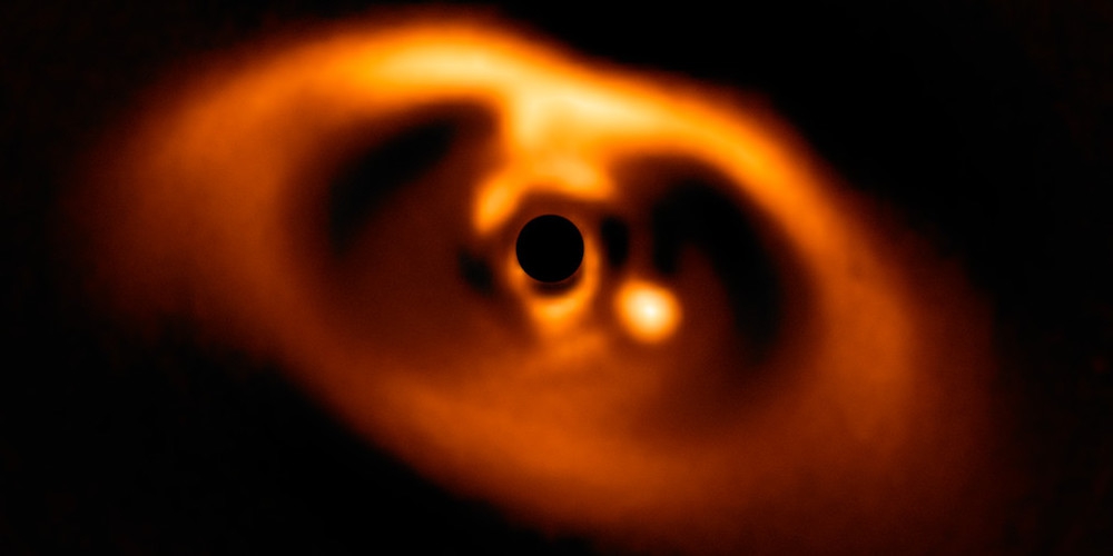 Deze spectaculaire opname, gemaakt met het SPHERE-instrument van ESO’s Very Large Telescope, is de eerste duidelijke foto van een planeet bij de dwergster PDS 70 die tijdens zijn vorming is betrapt.
