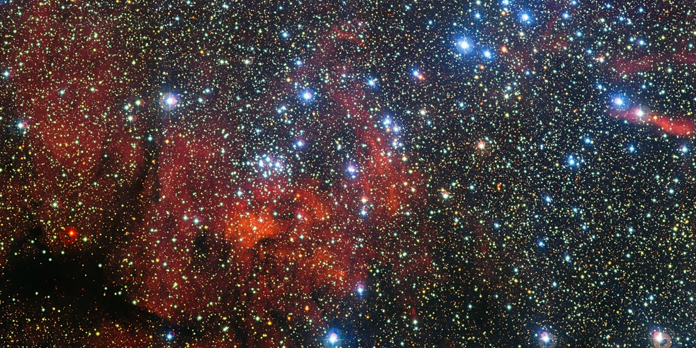 Deze kleurrijke nieuwe opname, gemaakt met de 2,2-meter MPG/ESO-telescoop van de ESO-sterrenwacht op La Silla in Chili, toont de sterrenhoop NGC 3590