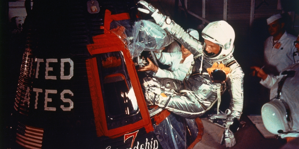 John Glenn begeeft zich in de kleine Mercury ruimtecapsule 