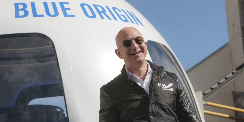 Jeff Bezos voor de New Shepard ruimtecapsule.
