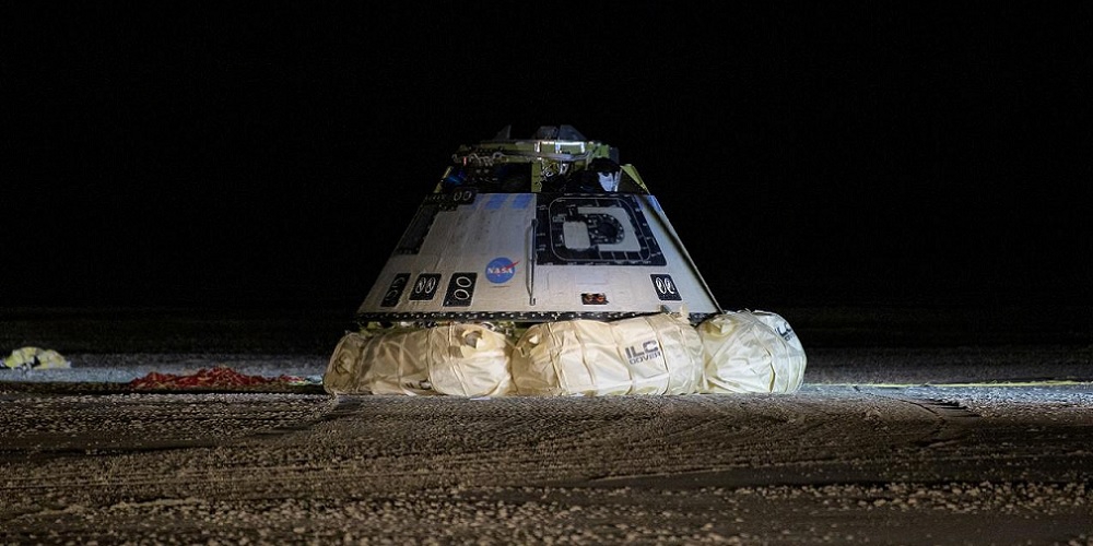 De CST-100 Starliner capsule net na de landing. 