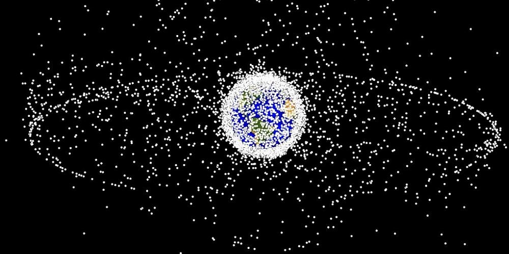 Computersimulatie van ruimtepuin in verschillende omloopbanen om de Aarde