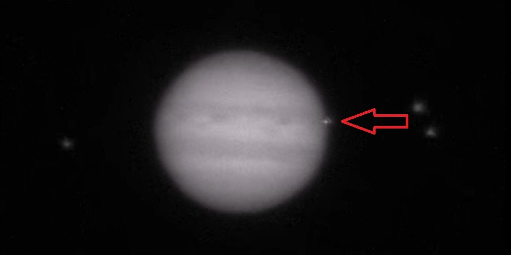 De pijl geeft de mogelijke inslag weer in de atmosfeer van de planeet Jupiter