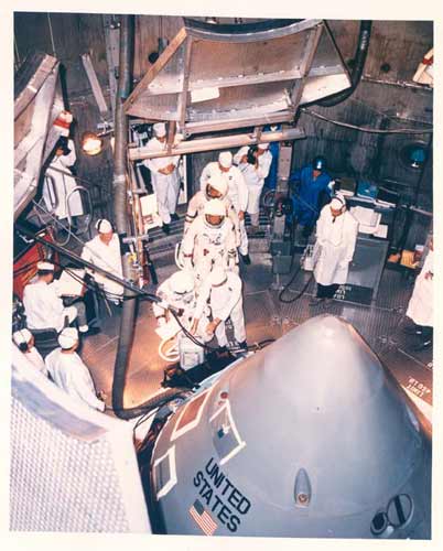 De astronauten bij het betreden van de capsule